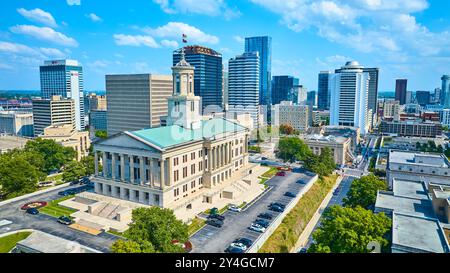 Blick aus der Vogelperspektive auf das Tennessee State Capitol und die Skyline von Nashville Stockfoto