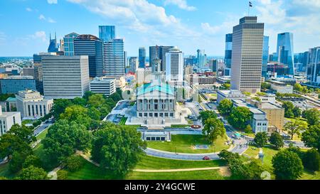 Blick aus der Vogelperspektive auf die Skyline von Nashville und das Tennessee State Capitol Stockfoto