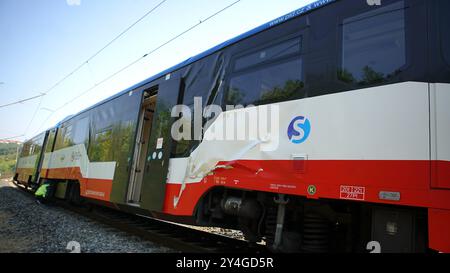 Prag. September 2024. Dieses Foto, das am 18. September 2024 aufgenommen wurde, zeigt Zugwagen, die bei einem Zugunfall in Prag beschädigt wurden. Mindestens 25 Menschen wurden bei einem Zugunglück in Prag verletzt, sagten Rettungskräfte am Mittwoch. Quelle: Dana Kesnerova/Xinhua/Alamy Live News Stockfoto