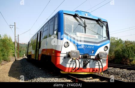 Prag. September 2024. Dieses Foto, das am 18. September 2024 aufgenommen wurde, zeigt Zugwagen, die bei einem Zugunfall in Prag beschädigt wurden. Mindestens 25 Menschen wurden bei einem Zugunglück in Prag verletzt, sagten Rettungskräfte am Mittwoch. Quelle: Dana Kesnerova/Xinhua/Alamy Live News Stockfoto