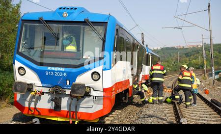 Prag, Tschechische Republik. September 2024. Feuerwehrleute und Mitarbeiter der Eisenbahnverwaltung arbeiten am 18. September 2024 an einer Zugunfallstelle in Prag, Tschechische Republik. Mindestens 25 Menschen wurden bei einem Zugunglück in Prag verletzt, sagten Rettungskräfte am Mittwoch. Quelle: Dana Kesnerova/Xinhua/Alamy Live News Stockfoto