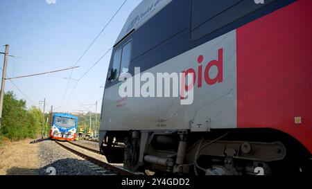 Prag. September 2024. Dieses am 18. September 2024 aufgenommene Foto zeigt den Ort eines Zugunglücks in Prag, Tschechien. Mindestens 25 Menschen wurden bei einem Zugunglück in Prag verletzt, sagten Rettungskräfte am Mittwoch. Quelle: Dana Kesnerova/Xinhua/Alamy Live News Stockfoto