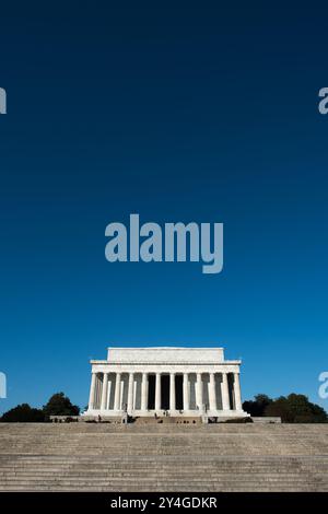 WASHINGTON DC, USA – Ein Weitwinkelblick auf die Ostseite des Lincoln Memorial mit seinen neoklassizistischen Säulen, die sich gegen einen klaren blauen Himmel erheben. Die Aufnahme fängt die Pracht des Denkmals vom plaza ein und zeigt eines der berühmtesten Wahrzeichen von Washington DC, entworfen vom Architekten Henry Bacon und mit einer Statue des Bildhauers Daniel Chester French. Stockfoto