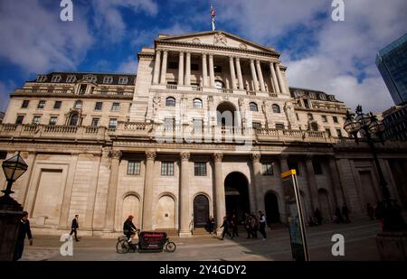 London, Großbritannien. September 2024. Die Bank of England in der Threadneedle Street. Sie wird am 19. September eine Ankündigung über die Zinssätze machen, wobei die Inflation bei 2,2 % bleibt, es besteht eine Chance, dass die Zinssätze gleich bleiben. Die Bank of England wird voraussichtlich bei 5 % halten, wenn sie ihre Ankündigung am 19. September macht. Quelle: Karl Black/Alamy Live News Stockfoto