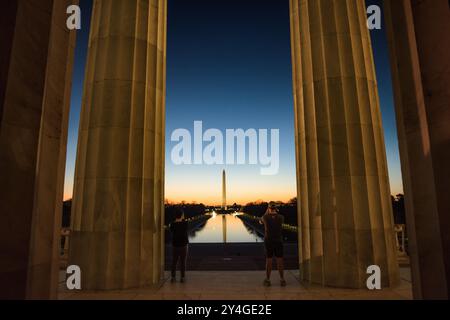 WASHINGTON, DC - um die Zeit der Frühlings- und Herbstnachtgleiche, mit der Sonne, die direkt im Osten aufgeht, scheint die aufgehende Sonne direkt auf die Statue von Abraham Lincoln im Lincoln Memorial. Das Lincoln Memorial, das sich am westlichen Ende der National Mall in Washington DC befindet und neben dem Reflecting Pool mit Blick auf das US Capitol Building, wurde 1922 geweiht und ist eines der berühmtesten Wahrzeichen von Washington DC. Stockfoto