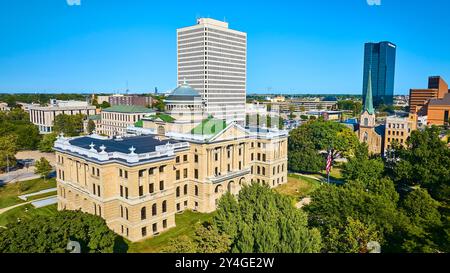 Blick aus der Vogelperspektive auf Toledo Courthouse und Skyscraper Blend Stockfoto