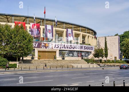 Istanbul, Türkei - 2. September 2024: Vor dem Vodafone Park Stadion in Istanbul sind große Banner mit dem Logo des Fußballvereins Besiktas und ein Bild von Mustafa Kemal Atatürk, dem Gründer der modernen Türkei, zu sehen. Das Stadion ist von der Straße aus zu sehen *** vor dem Vodafone Park-Stadion in Istanbul sind großes Banner mit dem Logo des Fußballvereins Besiktas und ein Bild von Mustafa Kemal Atatürk, dem Gründer der modernen Türkei, zu sehen. Das Stadion ist von der Straße aus sichtbar Stockfoto