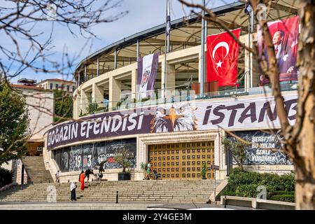 Istanbul, Türkei - 2. September 2024: Vor dem Vodafone Park Stadion in Istanbul sind große Banner mit dem Logo des Fußballvereins Besiktas und ein Bild von Mustafa Kemal Atatürk, dem Gründer der modernen Türkei, zu sehen. Das Stadion ist von der Straße aus zu sehen *** vor dem Vodafone Park-Stadion in Istanbul sind großes Banner mit dem Logo des Fußballvereins Besiktas und ein Bild von Mustafa Kemal Atatürk, dem Gründer der modernen Türkei, zu sehen. Das Stadion ist von der Straße aus sichtbar Stockfoto