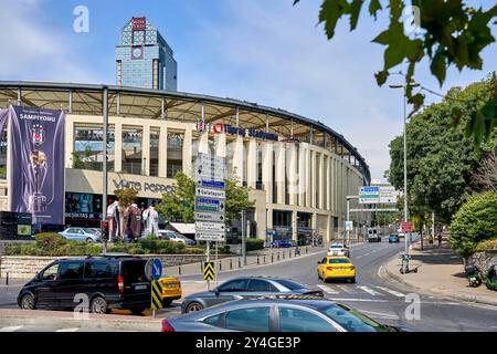 Istanbul, Türkei - 2. September 2024: Vor dem Vodafone Park Stadion in Istanbul sind große Banner mit dem Logo des Fußballvereins Besiktas und ein Bild von Mustafa Kemal Atatürk, dem Gründer der modernen Türkei, zu sehen. Das Stadion ist von der Straße aus zu sehen *** vor dem Vodafone Park-Stadion in Istanbul sind großes Banner mit dem Logo des Fußballvereins Besiktas und ein Bild von Mustafa Kemal Atatürk, dem Gründer der modernen Türkei, zu sehen. Das Stadion ist von der Straße aus sichtbar Stockfoto