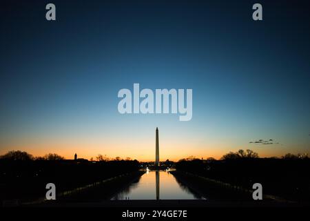 WASHINGTON, DC - das Licht vor der Dämmerung reflektiert das stille Wasser des Lincoln Memorial Reflecting Pool, mit dem Washington Monument in der Mitte des Rahmens. Stockfoto