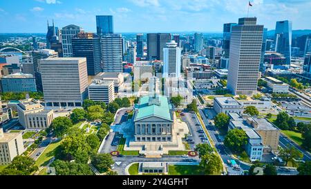 Blick aus der Vogelperspektive auf das Tennessee State Capitol und die Skyline von Nashville Stockfoto