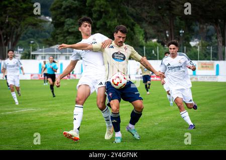 Viveiro, Spanien. August 2024. Vorsaison-Match Racing Club Ferrol gegen Real Madrid Castilla. Die Spieler Mario Rivas und Christian Borrego 'Chiki Stockfoto