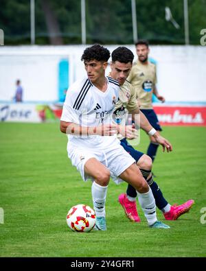 Viveiro, Spanien. August 2024. Vorsaison-Match Racing Club Ferrol gegen Real Madrid Castilla. Die Spieler Borja Alonso und Josué Dorrio kämpfen gegen A Stockfoto