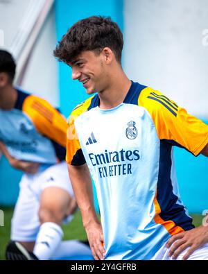 Viveiro, Spanien. August 2024. Vorsaison-Match Racing Club Ferrol gegen Real Madrid Castilla. Spieler Mario Rivas dehnt sich vor dem Spiel Stockfoto