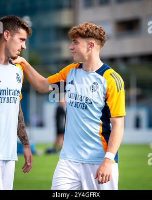 Viveiro, Spanien. August 2024. Vorsaison-Match Racing Club Ferrol gegen Real Madrid Castilla. Der Fußballer, Víctor Muñoz, spricht mit Jaime C. Stockfoto