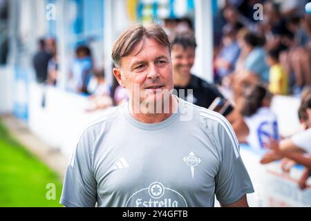 Viveiro, Spanien. August 2024. Vorsaison-Match Racing Club Ferrol gegen Real Madrid Castilla. Der Trainer Cristóbal Parralo während des Spiels. Stockfoto