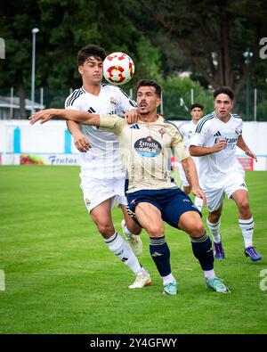 Viveiro, Spanien. August 2024. Vorsaison-Match Racing Club Ferrol gegen Real Madrid Castilla. Die Spieler Mario Rivas und Christian Borrego 'Chiki Stockfoto