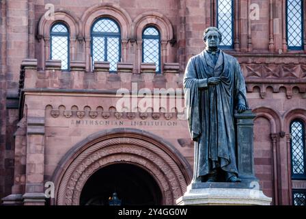 WASHINGTON DC, USA – die Bronzestatue von John Smithson, die sich vor dem Smithsonian Castle in der National Mall befindet, erinnert an den Gründer der Smithsonian Institution. Diese von Ivan Schwartz geschaffene Statue würdigt Smithsons Rolle bei der Errichtung eines der größten Museumskomplexe der Welt. Stockfoto