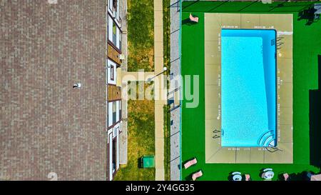 Von oben nach unten blickende Wohngegend am Pool in Toledo Stockfoto