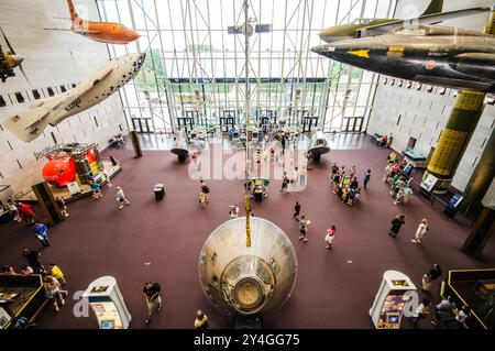 WASHINGTON DC, Vereinigte Staaten – Ein Weitwinkelblick auf die Haupteingangshalle des Smithsonian National Air and Space Museum in der National Mall, fotografiert vor der kürzlich stattfindenden Renovierung. Die Eingangshalle ist ein beliebter Ort mit prominenten Ausstellungen historischer Luftfahrt- und Weltraumgegenstände, die Besucher eines der meistbesuchten Museen von Washington DC begrüßen. Stockfoto