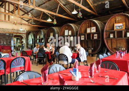 BALLANDEAN, Queensland, Australien – große Eichenfässer säumen die Wand des Cafés der Ballandean Estate Winery in Queenslands Granite Belt. Die historischen Fässer bieten sowohl eine funktionale Aufbewahrung als auch dekorative Elemente im Gaststättenbereich des Weinguts. Das Café bietet Besuchern einen Ort, um die Wein- und Esskultur der Region zu erleben. Stockfoto