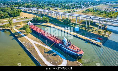 Luftaufnahme des Frachtschiffes und der Autobahnüberführung in der Industrial Canal Zone Stockfoto