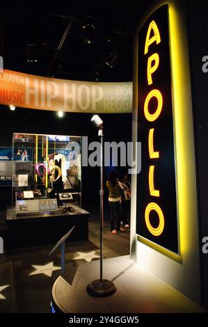 WASHINGTON DC, USA – „Ain't Nothing Like the Real Thing: How the Apollo Theater Shaped American Entertainment“, eine kulturelle Ausstellung, die sich mit der Geschichte der afroamerikanischen Unterhaltung befasst, die im National Museum of American History, Teil der Smithsonian Institution, zu sehen ist. Die Ausstellung zeigt den tiefgreifenden Einfluss von Harlems Apollo Theater auf die amerikanische Populärkultur und Musik. Stockfoto