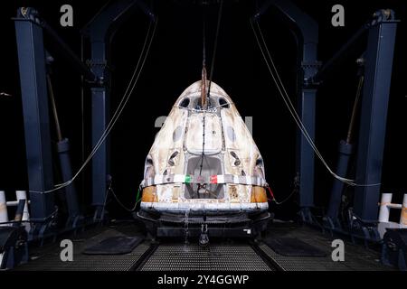 Washington, Usa. September 2024. Die Crew von Polaris Dawn, darunter Missionskommandeur Jared Isaacman, Missionsspezialist Sarah Gillis, Missionspilot Kidd Poteet und Missionsspezialistin Anna Menon, kehrt am Sonntag, den 15. September 2024 nach Hause, nachdem sie den ersten kommerziellen Weltraumspaziergang – auch bekannt als eine außerfahrzeugseitige Aktivität (EVA) – von einem Dragon-Raumschiff absolviert hat. SpaceX/UPI Credit: UPI/Alamy Live News Stockfoto