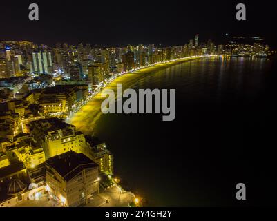 Nächtliches Luftbild der Stadt Benidorm in Spanien und des Playa Levante Beach mit Hotels, Gebäuden, Restaurants und dem coa Stockfoto