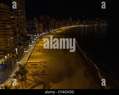 Nächtliches Luftbild der Stadt Benidorm in Spanien und des Playa Levante Beach mit Hotels, Gebäuden, Restaurants und dem coa Stockfoto