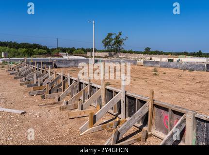 Holzrahmen für die Betonplatte eines Einfamilienhauses in Georgetown, Texas, bevor der Sand installiert wird Stockfoto