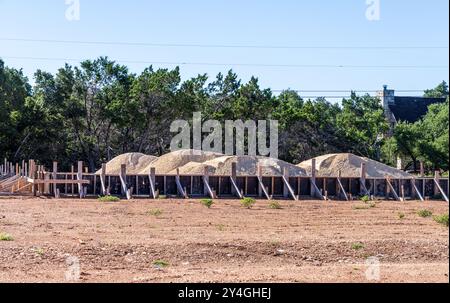 Holzrahmen für die Betonplatte eines Einfamilienhauses in Georgetown, Texas, mit Sandpfählen als Basis Stockfoto