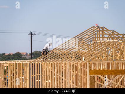 Einfamilienhaus mit Plattenfundamenten und dimensionalen Holzrahmen und Dachträgern, die die Struktur des Hauses bilden Stockfoto