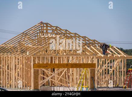 Einfamilienhaus mit Plattenfundamenten und dimensionalen Holzrahmen und Dachträgern, die die Struktur des Hauses bilden Stockfoto