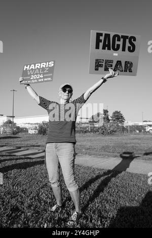 Ein Kamala-Harris-Unterstützer hält Harris Walz 2024 und Fakten über Ängste Zeichen auf dem Positivprotest der Demokratischen Partei in Genesee County Stockfoto