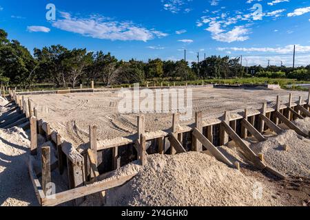 Holzrahmen für die Betonplatte eines Einfamilienhauses in Georgetown, Texas, mit Sandboden als Basis der Platte Stockfoto