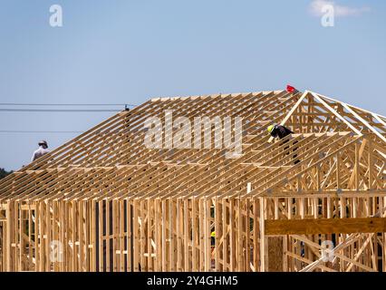 Einfamilienhaus mit Plattenfundamenten und dimensionalen Holzrahmen und Dachträgern, die die Struktur des Hauses bilden Stockfoto