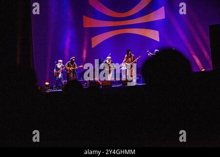 Reggio Emilia, Italien. September 2024. Tinariwen, ein Kollektiv von Tuareg-Musikern aus Mali, eine Geschichte von Rebellion und Exil in Reggio Emilia, am 17. September 2024. (Foto: Carlo Vergani/Pacific Press/SIPA USA) Credit: SIPA USA/Alamy Live News Stockfoto