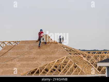 Einfamilienhaus mit Plattenfundamenten und dimensionalen Holzrahmen mit reflektierenden Dachplatten Stockfoto