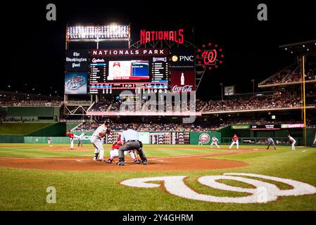 Nationals Park Baseballspiel Washington DC // WASHINGTON DC, USA – Ein Blick direkt hinter der Startplatte des Nationals Park während eines Spiels zwischen den Washington Nationals und den St. Louis Cardinals. Die Cardinals gewannen das Spiel mit 4:2. Stockfoto