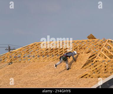 Einfamilienhaus mit Plattenfundamenten und dimensionalen Holzrahmen mit reflektierenden Dachplatten Stockfoto