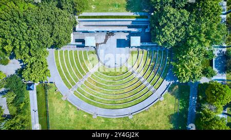 Blick aus der Vogelperspektive auf das Amphitheater im üppigen Park in Nashville Stockfoto