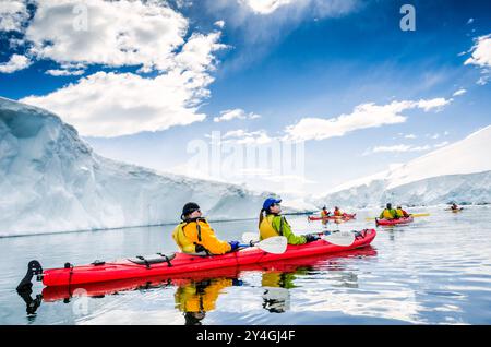 NEKO HARBOUR, Antarktis – Kajakfahrer gleiten durch ruhiges Wasser im Neko Harbour, Antarktis, und halten an, um die atemberaubende Landschaft mit Gletschern, Eisbergen und schneebedeckten Bergen zu bewundern. Diese ruhige Szene fängt das Wesen der antarktischen Erkundung ein und zeigt die einzigartige Perspektive, die Kajakfahren in einer der abgelegensten und unberührtesten Umgebungen der Welt bietet. Stockfoto