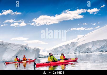 NEKO HARBOUR, Antarktis – Kajakfahrer gleiten durch ruhiges Wasser im Neko Harbour, Antarktis, und halten an, um die atemberaubende Landschaft mit Gletschern, Eisbergen und schneebedeckten Bergen zu bewundern. Diese ruhige Szene fängt das Wesen der antarktischen Erkundung ein und zeigt die einzigartige Perspektive, die Kajakfahren in einer der abgelegensten und unberührtesten Umgebungen der Welt bietet. Stockfoto