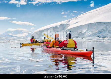 NEKO HARBOUR, Antarktis – Kajakfahrer gleiten durch ruhiges Wasser im Neko Harbour, Antarktis, und halten an, um die atemberaubende Landschaft mit Gletschern, Eisbergen und schneebedeckten Bergen zu bewundern. Diese ruhige Szene fängt das Wesen der antarktischen Erkundung ein und zeigt die einzigartige Perspektive, die Kajakfahren in einer der abgelegensten und unberührtesten Umgebungen der Welt bietet. Stockfoto