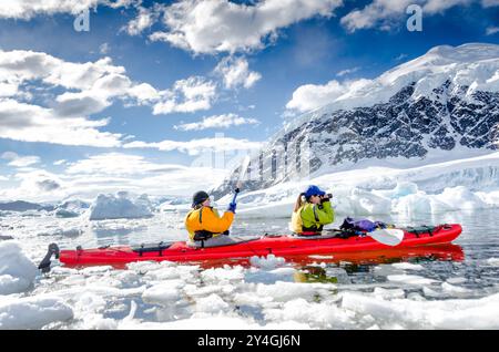 NEKO HARBOUR, Antarktis – Kajakfahrer gleiten durch ruhiges Wasser im Neko Harbour, Antarktis, und halten an, um die atemberaubende Landschaft mit Gletschern, Eisbergen und schneebedeckten Bergen zu bewundern. Diese ruhige Szene fängt das Wesen der antarktischen Erkundung ein und zeigt die einzigartige Perspektive, die Kajakfahren in einer der abgelegensten und unberührtesten Umgebungen der Welt bietet. Stockfoto