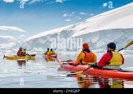 NEKO HARBOUR, Antarktis – Kajakfahrer gleiten durch ruhiges Wasser im Neko Harbour, Antarktis, und halten an, um die atemberaubende Landschaft mit Gletschern, Eisbergen und schneebedeckten Bergen zu bewundern. Diese ruhige Szene fängt das Wesen der antarktischen Erkundung ein und zeigt die einzigartige Perspektive, die Kajakfahren in einer der abgelegensten und unberührtesten Umgebungen der Welt bietet. Stockfoto