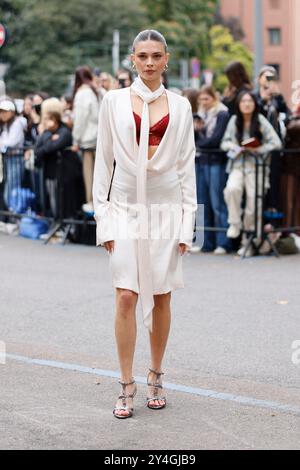 Mailand, Italien. September 2024. Gast kommt zur Boss Fashion Show während der Mailand Fashion Week Damenkollektion - Frühjahr/Sommer 2025 am 18. September 2024 in Mailand, Italien. Foto: Marco Piovanotto/ABACAPRESS. COM Credit: Abaca Press/Alamy Live News Stockfoto