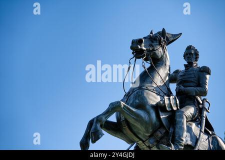 Andrew Jackson Equestrian Statue Lafayette Park Washington DC // WASHINGTON DC – die bronzene Reiterstatue von Andrew Jackson, dem siebten Präsidenten der Vereinigten Staaten, steht im Zentrum des Lafayette Parks. Sie wurde 1853 vom Bildhauer Clark Mills erbaut und wurde als erste Bronzestatue in den Vereinigten Staaten gegossen und als erste Reiterstatue der Welt ohne zusätzliche Unterstützung ausschließlich auf den Hinterbeinen des Pferdes ausgeglichen. Der Lafayette Park, der sich direkt nördlich des Weißen Hauses befindet, ist Teil des President's Park und dient als öffentlicher Treffpunkt. Die Statue erinnert an Jack Stockfoto