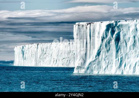 NORDAUSTLANDET, Svalbard - Eis- und ruhigen Gewässer neben dem riesigen Bråsvellbreen Gletscher auf Nordaustlandet, die zweitgrößte Insel im Svalbard archipeligo. Stockfoto